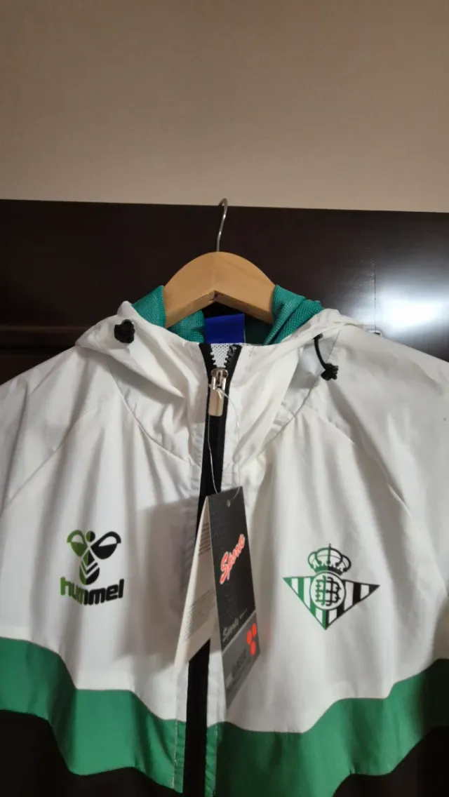 Cortavientos Betis Hummel 25/26