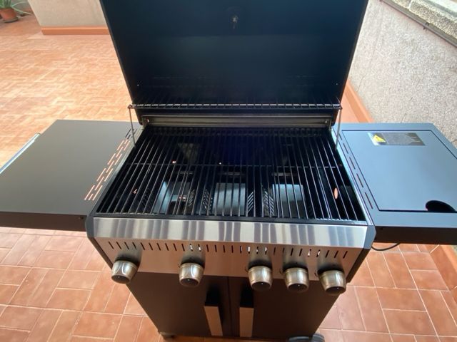 Barbecue a gas semi nuovo