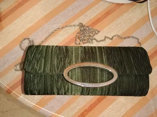 Bolso de fiesta verde con cadena