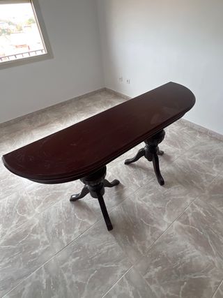 Mesa de madera oscura estilo clásico