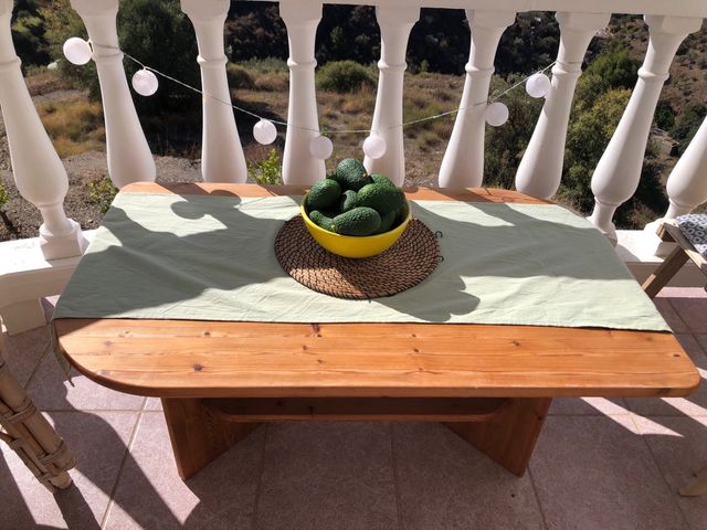 Mesa de madera 100% pesa mucho  117x89x48