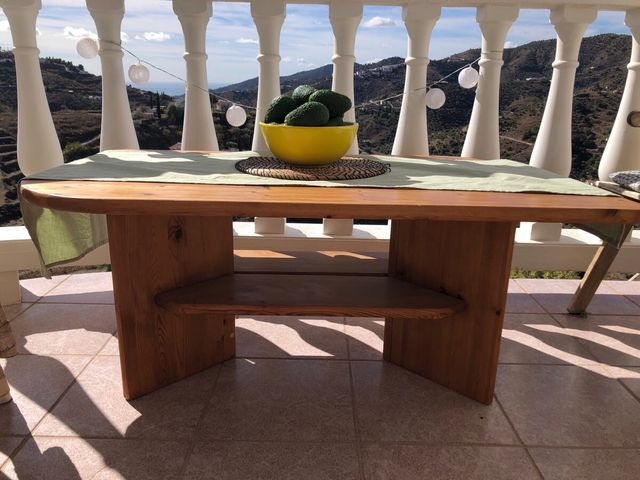 Mesa de madera 100% pesa mucho  117x89x48