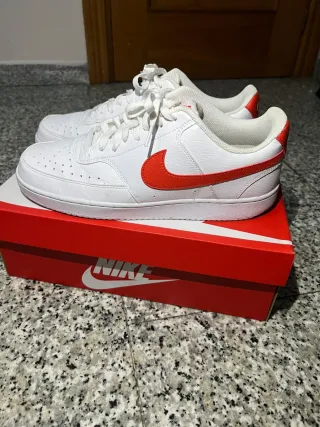Zapatillas Nike Blancas y Rojas