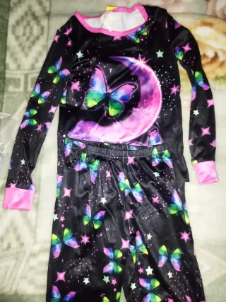 Pijama niña mariposas y luna Nuevo con etiqueta.