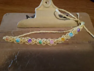 Colgante macramé con cuentas multicolor