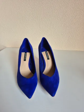 Zapatos tacón Stradivarius azul eléctrico.