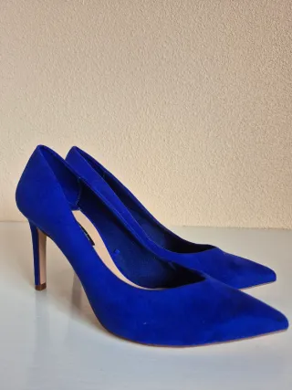 Zapatos tacón Stradivarius azul eléctrico.