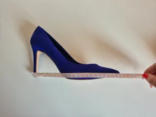 Zapatos tacón Stradivarius azul eléctrico.