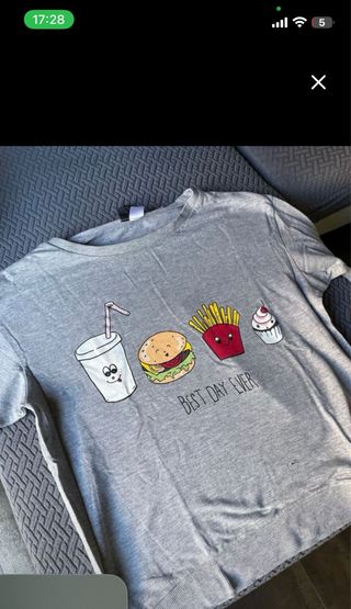 Camiseta gris con estampado de comida