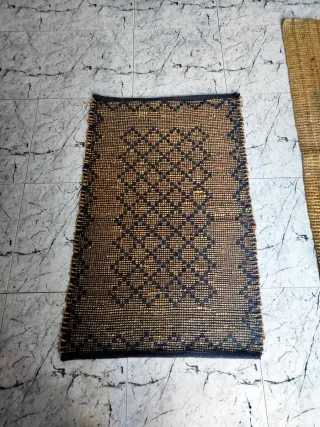 Piccolo tappeto in juta reversibile marrone e nero