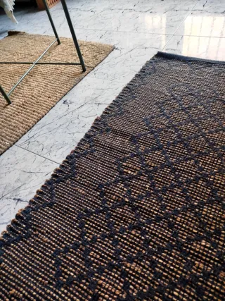 Piccolo tappeto in juta reversibile marrone e nero