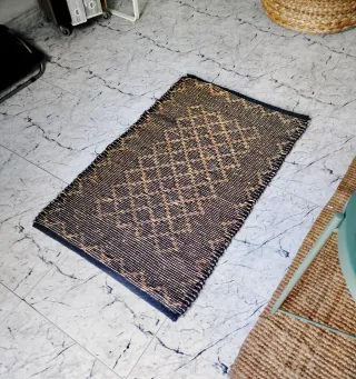 Piccolo tappeto in juta reversibile marrone e nero
