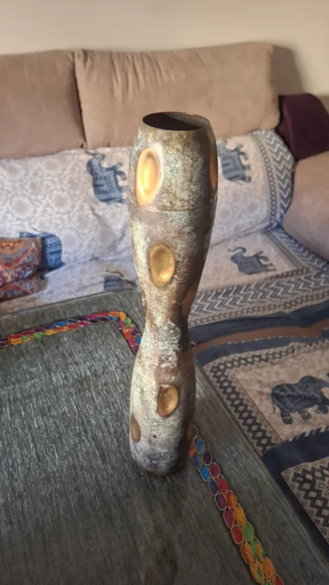 Jarrón metálico dorado,gris y azul.