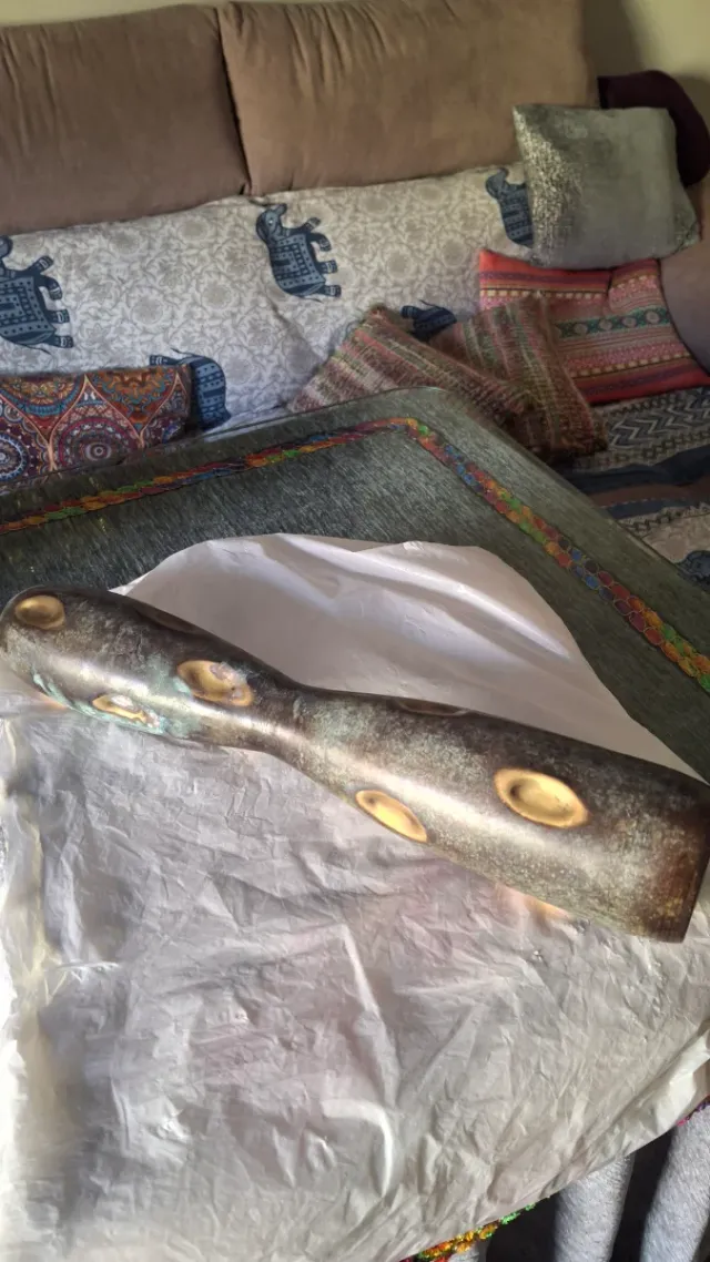 Jarrón metálico dorado,gris y azul.