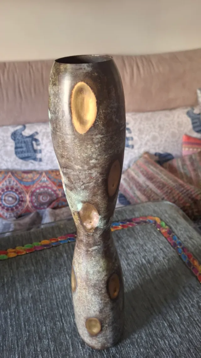 Jarrón metálico dorado,gris y azul.