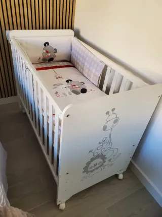 Cuna blanca con dibujos de animales