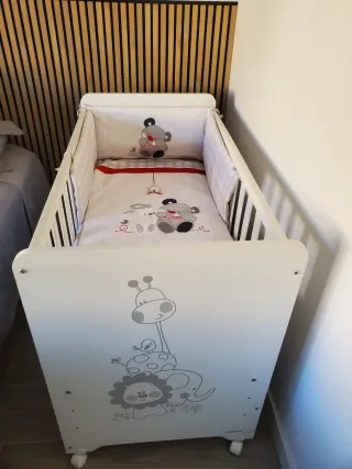 Cuna blanca con dibujos de animales