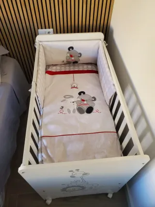 Cuna blanca con dibujos de animales