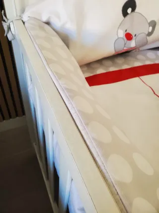 Cuna blanca con dibujos de animales