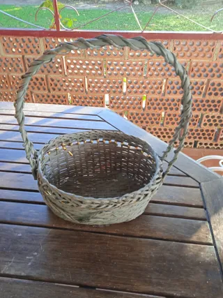 Cesta de mimbre con asa