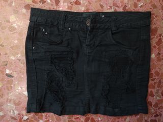 Falda vaquera negra desgastada