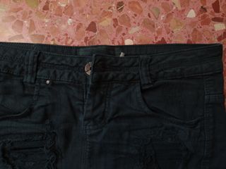 Falda vaquera negra desgastada