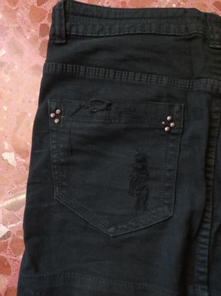 Falda vaquera negra desgastada