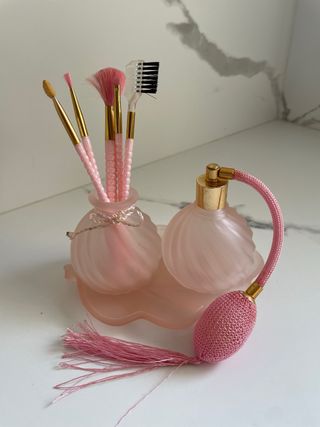 Set trucco vintage con profumo e pennelli