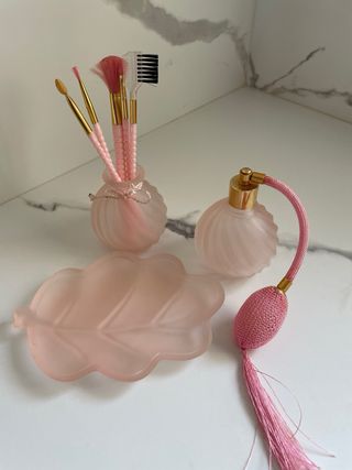 Set trucco vintage con profumo e pennelli