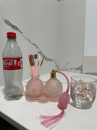 Juego tocador vintage perfume y brochas.