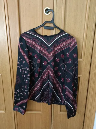 Blusa estampada negra y roja