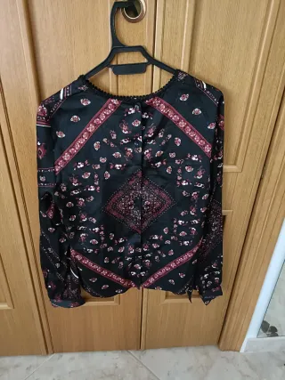 Blusa estampada negra y roja
