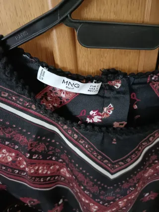 Blusa estampada negra y roja