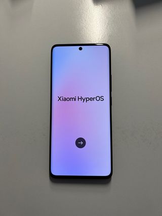 Xiaomi Redmi Note 13 Pro+ 5G con custodia.