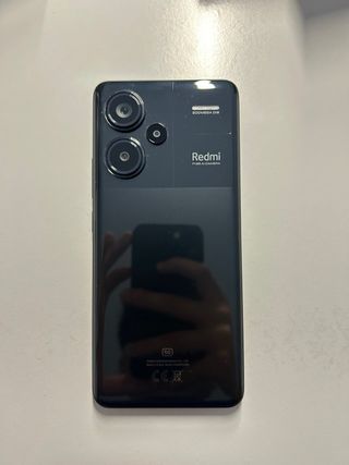 Xiaomi Redmi Note 13 Pro+ 5G con custodia.