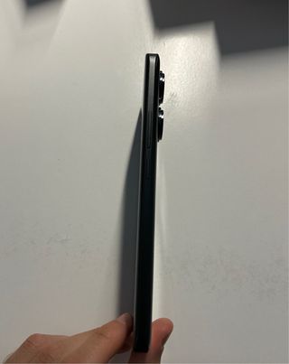 Xiaomi Redmi Note 13 Pro+ 5G con custodia.