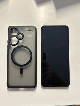 Xiaomi Redmi Note 13 Pro+ 5G con custodia.