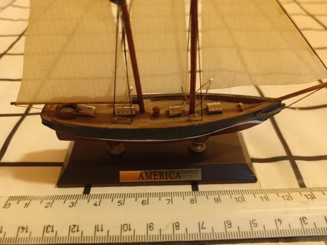 Modellino Nave America