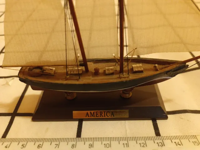 Modellino Nave America