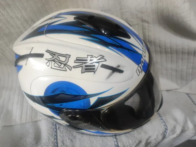 Casco da moto bianco e blu