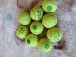 Pelotas de tenis con punto verde