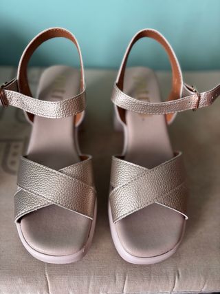 Zapatos de tacón beige y dorado