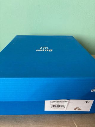 Zapatos de tacón beige y dorado