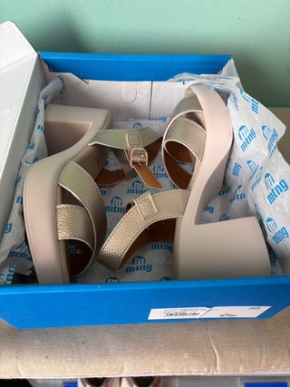 Zapatos de tacón beige y dorado