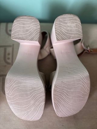 Zapatos de tacón beige y dorado