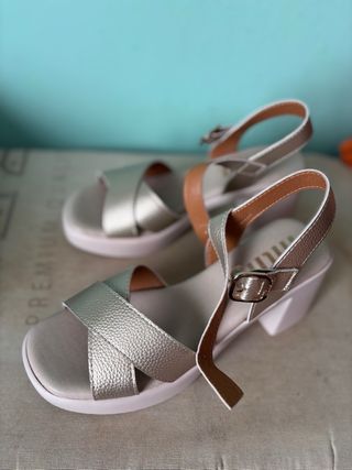 Zapatos de tacón beige y dorado