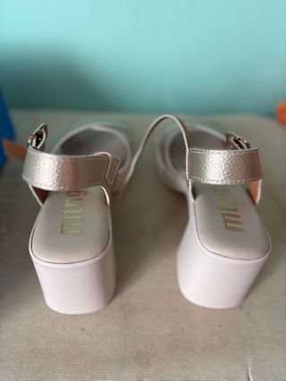 Zapatos de tacón beige y dorado