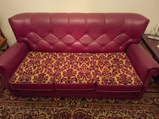Sofá vintage púrpura y rojo