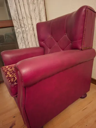 Sofá vintage púrpura y rojo