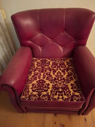 Sofá vintage púrpura y rojo